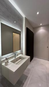 غرفة نوم وصالة مودرن بدخول ذاتي