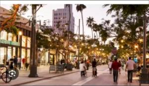 Walk to Santa Monica Beach, Pier, Boardwalk and Venice