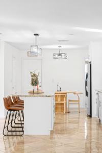 Relaxing Waterfront Retreat Near Downtown with Hot Tub, Kayaks, private Dock and Pets Welcome!