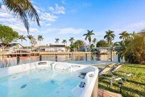 Relaxing Waterfront Retreat Near Downtown with Hot Tub, Kayaks, private Dock and Pets Welcome!