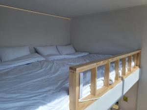 2 rooms for 6, Young House