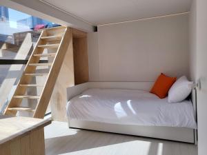 2 rooms for 6, Young House