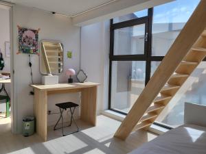 2 rooms for 6, Young House