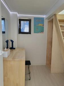2 rooms for 7, Young House
