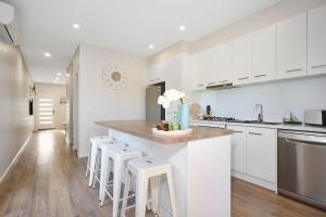 Seaside Rosebud Home with Garden Alfresco