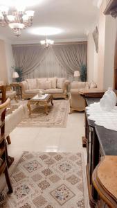 شقة لقطة للايجار المفروش بالشيخ زايد ب 3 غرف نوم