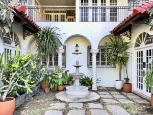 MiraNamin SAMPAGUITA - Two Bedroom Suite in Historic Home with Indoor Plunge Pool, Self-Service Breakfast, Garden View, Pet-Friendly