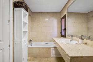 Relájate en la terraza más bonita de Manilva