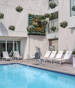 Modern Hollywood Walk of Fame Apts- Free Parking, 360 Rooftop, Pool, Gym- Centrally located