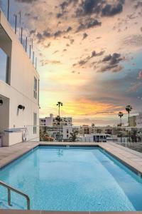 Modern Hollywood Walk of Fame Apts- Free Parking, 360 Rooftop, Pool, Gym- Centrally located