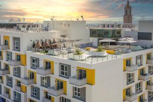 Modern Hollywood Walk of Fame Apts- Free Parking, 360 Rooftop, Pool, Gym- Centrally located