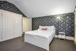 Bowen Street Family Retreat with Pool