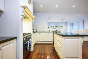 Bowen Street Family Retreat with Pool