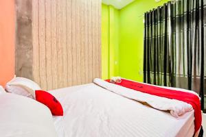 RedDoorz at MCLOS Syariah Guest House Rantau Perapat