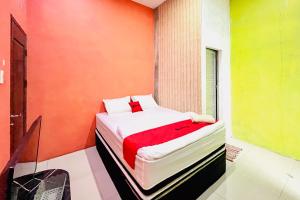 RedDoorz at MCLOS Syariah Guest House Rantau Perapat