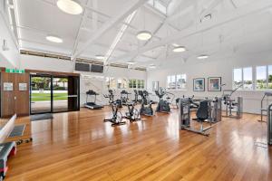 Central Apt Close to Hospital with Pool and Car Park!