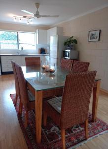 J & Ellas Holiday House - 1 Bedroom, 1 Bathroom Home