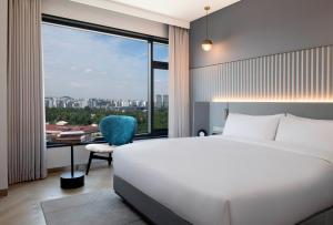 Mondrian Suite  (Mondrian Suite)