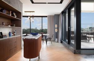 Mondrian Suite  (Mondrian Suite)