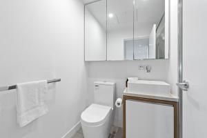 Stylish Valley Apt with Pool, Huge Gym and Study Desk!