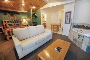 Fawn Valley Inn- 104 condo