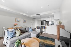 Stylish 1BR - Lv26 with Mountain Views, Pool and Park