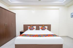FabHotel Frendz - Nr Hitech City Metro Station