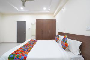 FabHotel Frendz - Nr Hitech City Metro Station