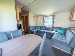 Lovely 8 Berth Caravan Nearby Scratby Beach In Norfolk Ref 50021F