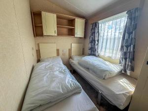 Lovely 8 Berth Caravan Nearby Scratby Beach In Norfolk Ref 50021F