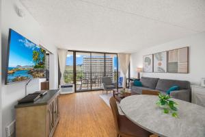 Waikiki Banyan Ocean View Oasis with Free Parking!