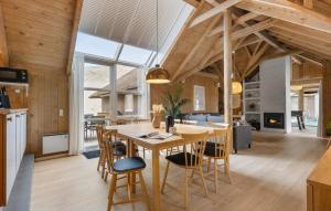 4 Bedroom Cozy Home In Hvide Sande