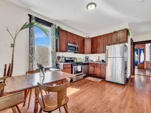 3 Bed Vintage Condo in Chicagolands Trendy Berwyn condo