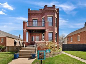 3 Bed Vintage Condo in Chicagolands Trendy Berwyn condo