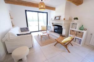 Villas charming house with private pool in lagnes, near isle sur la sorgue, in the luberon, in Provence, for 8 people : photos des chambres