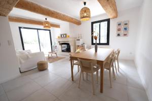 Villas charming house with private pool in lagnes, near isle sur la sorgue, in the luberon, in Provence, for 8 people : photos des chambres