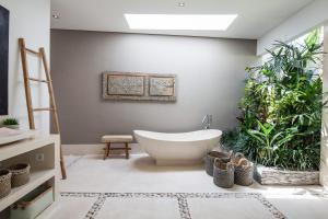 Villa Hugo - Luxury 4BR Private Villa, Walking Distance to Berawa Beach