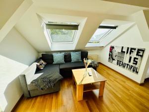 Trendige Dachgeschosswohnung in Connewitz - 3 Schlafbereiche - Platz für bis zu 5 Personen - tolle Lage und öffentliche Verkehrsmittel