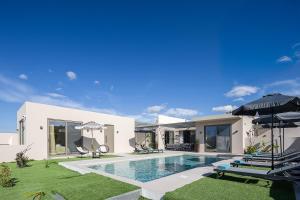 Lynx Villa - Sculpted in Light & Nature by etouri