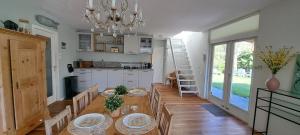 Vakantiehuis met sauna, omheinde tuin & nabij strand VP087