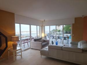 Maisons de vacances Cannes Super Cannes Golfe-Juan - Vue mer exceptionnelle mediterranee Cap d'Antibes- Villa Alamp - 4 a 6 chambres 6 sdb 7 wc - piscine - Superbe rooftop sans vis-a-vis - grand living - Possibilite Courts sejours - : photos des chambres