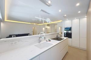 Wide and sunny 3 BR 2 Baths heart of Cannes gorgeous terrace city ctr