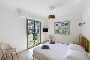 Wide and sunny 3 BR 2 Baths heart of Cannes gorgeous terrace city ctr