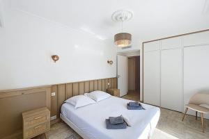 Wide and sunny 3 BR 2 Baths heart of Cannes gorgeous terrace city ctr