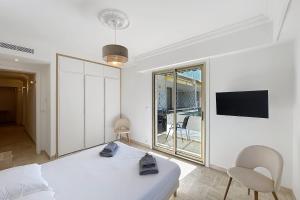 Wide and sunny 3 BR 2 Baths heart of Cannes gorgeous terrace city ctr