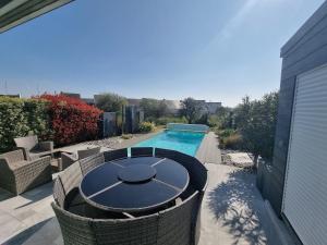 Villas maison moderne avec piscine : photos des chambres