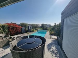 Villas maison moderne avec piscine : photos des chambres