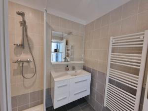 Villas maison moderne avec piscine : photos des chambres