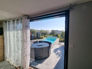 Villas maison moderne avec piscine : photos des chambres