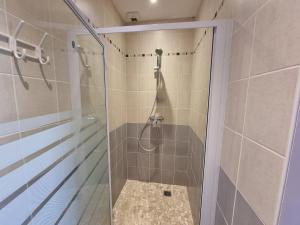 Villas maison moderne avec piscine : photos des chambres